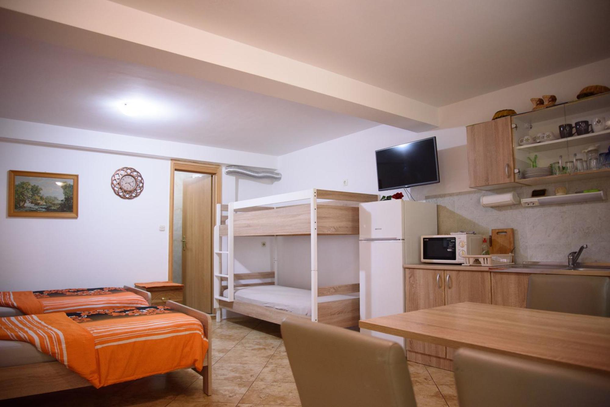 Apartments Cvitini Dvori Garjak Vrlika Exterior photo